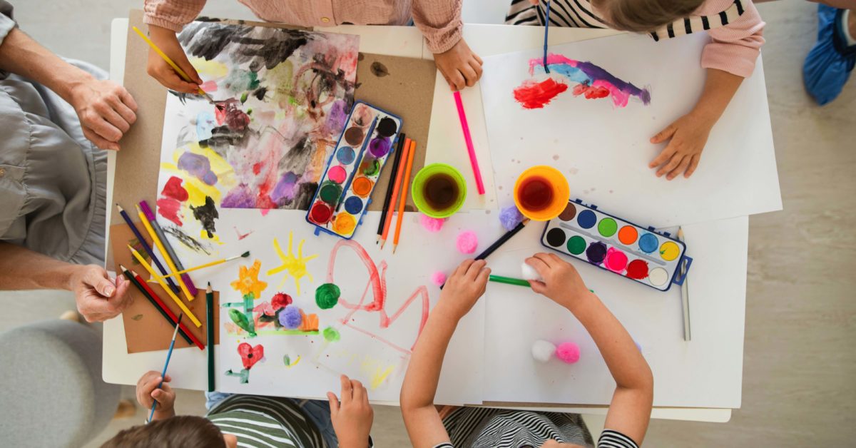 Enfants peignant des dessins colorés. activités enfants vacances camp de vacances Genève loisirs vacances scolaire activités vacances Genève centre aéré Genève centre aéré vacances d'été inscription camp enfant camp sportif jeunes semaine de vacances scolaire